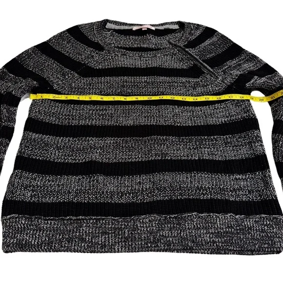 Victoria's Secret Black and Gray Striped Sweater Size Small Zipper Detail NWOT - Picture 8 of 11